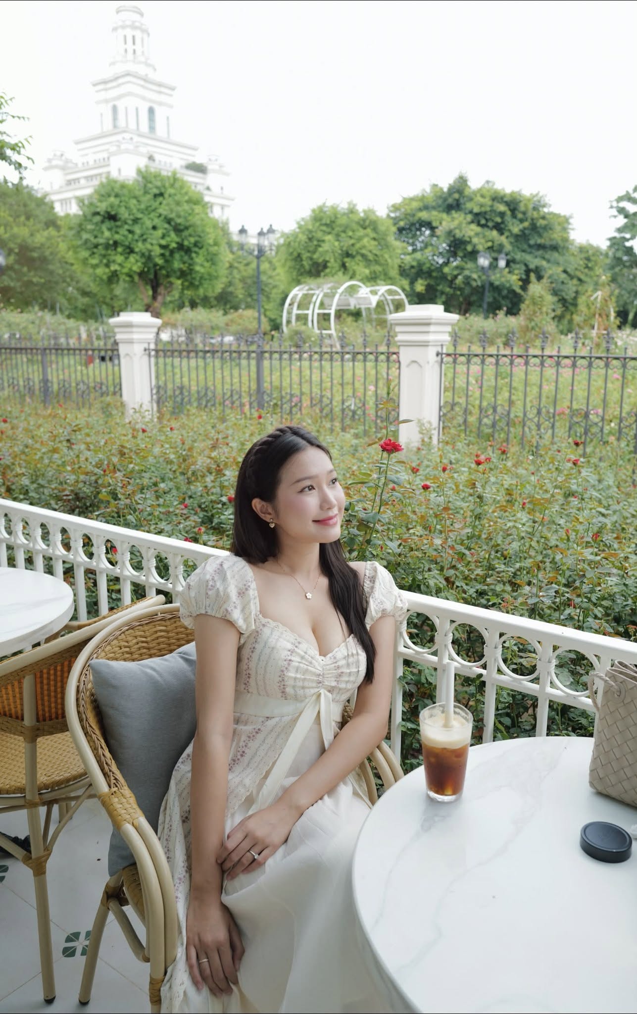 Doãn Hải My "thả hồn" chiều cafe thơ mộng, đăng một bộ ảnh thôi mà cũng đủ khiến fan hết lời khen ngợi- Ảnh 4.