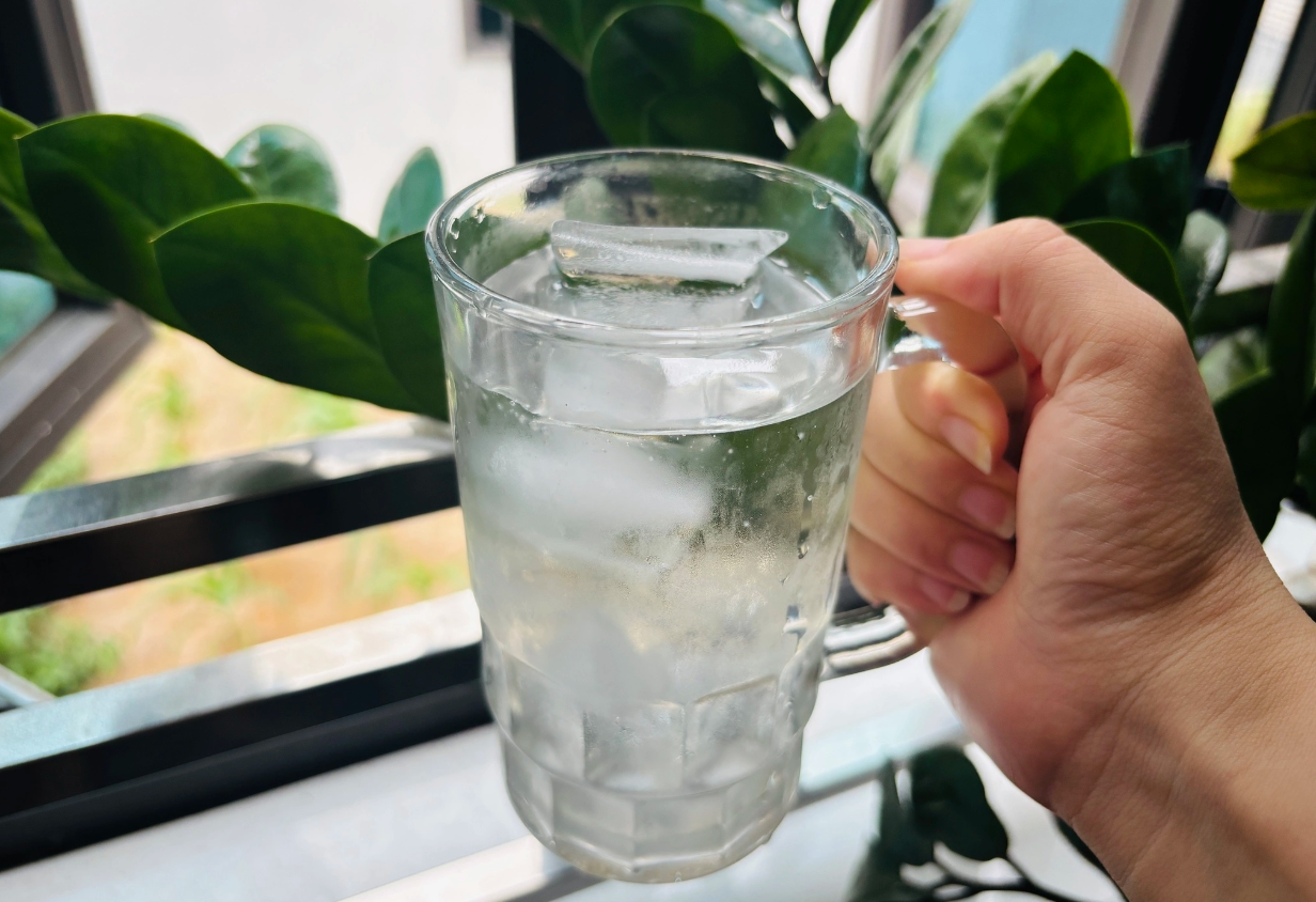 3 thói quen uống nước lạnh cần bỏ ngay- Ảnh 1. 3 thói quen uống nước lạnh cần bỏ ngay- Ảnh 1.