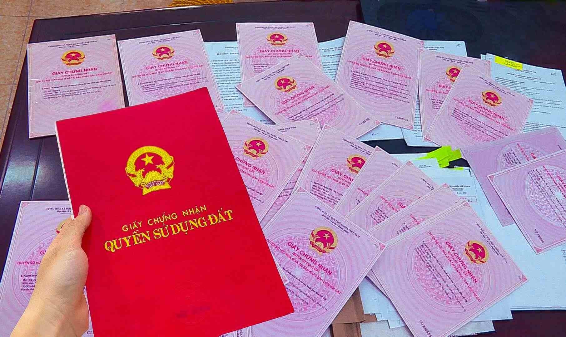 VPBank thẩm định tài sản, chủ nhân mới biết sổ đỏ đã sang tên: Công an Phú Thọ chứng minh chữ ký, chữ viết, dấu điểm chỉ đều là giả - Ảnh 2.