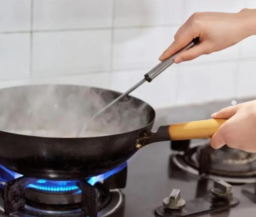 Tại sao không nên tráng chảo gang bằng nước ngay sau khi nấu? - Ảnh 1.