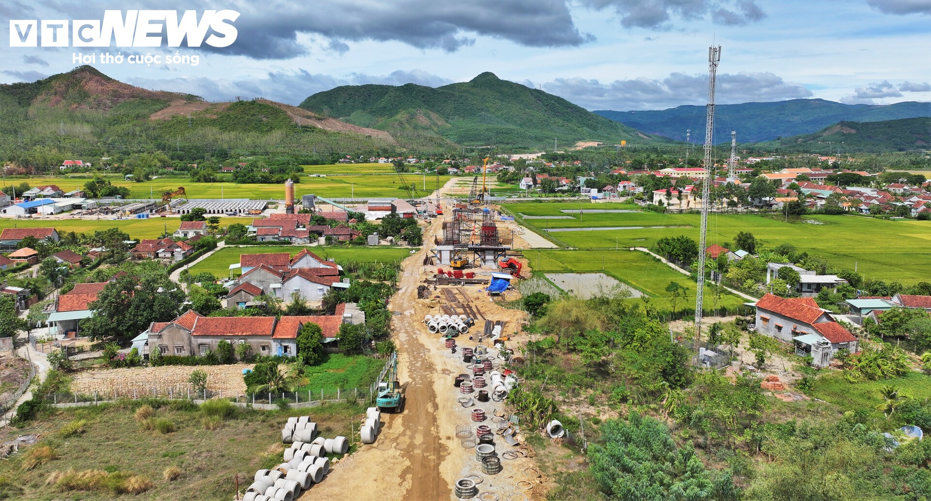 Hàng chục mũi thi công xuyên ngày đêm, cao tốc Quy Nhơn - Pleiku tăng tốc- Ảnh 13.
