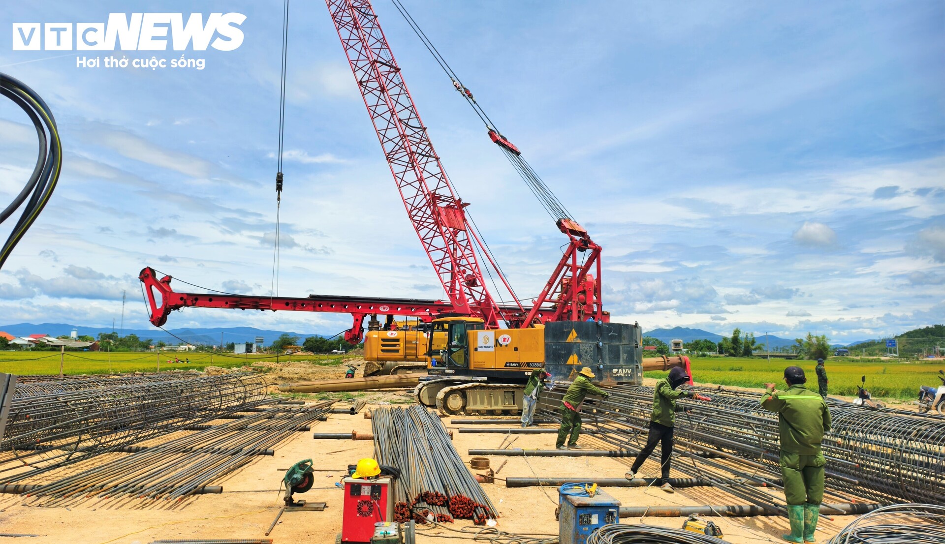Hàng chục mũi thi công xuyên ngày đêm, cao tốc Quy Nhơn - Pleiku tăng tốc- Ảnh 3.