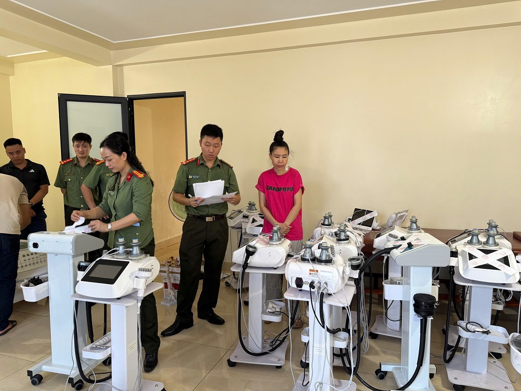 Khám xét khẩn cấp 1 cơ sở spa, bắt tạm giam Vi Văn Đông SN 2000 cùng 2 đồng phạm lừa gần 300 người, chiếm đoạt hơn 9 tỷ đồng- Ảnh 2.