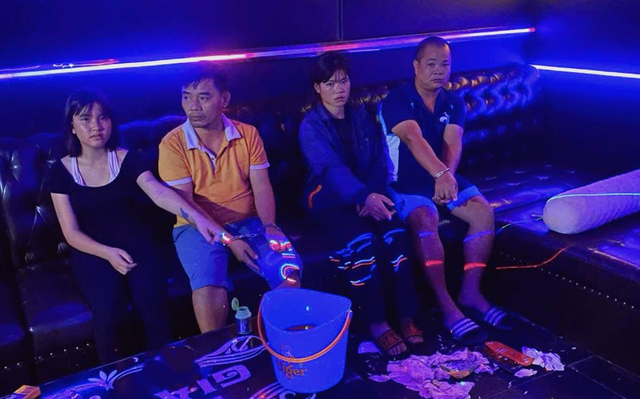 Công an kiểm tra 1 phòng karaoke, bắt Lò Thị Vi và Lò Thị Dương- Ảnh 1.