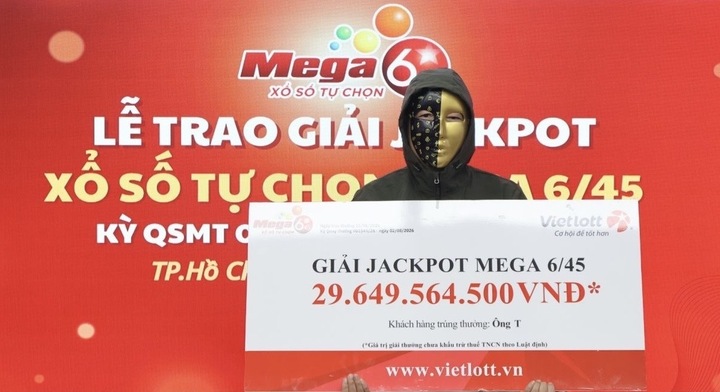 Mua vé số bán dạo, người đàn ông ở TP.HCM trúng độc đắc gần 30 tỷ đồng- Ảnh 1.