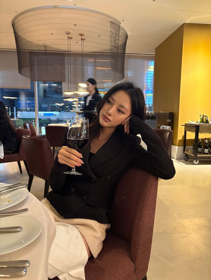 Tại sao khi dùng bữa ở nhà hàng 5 sao, ngồi xuống nên đặt khăn ăn lên đùi?- Ảnh 3.