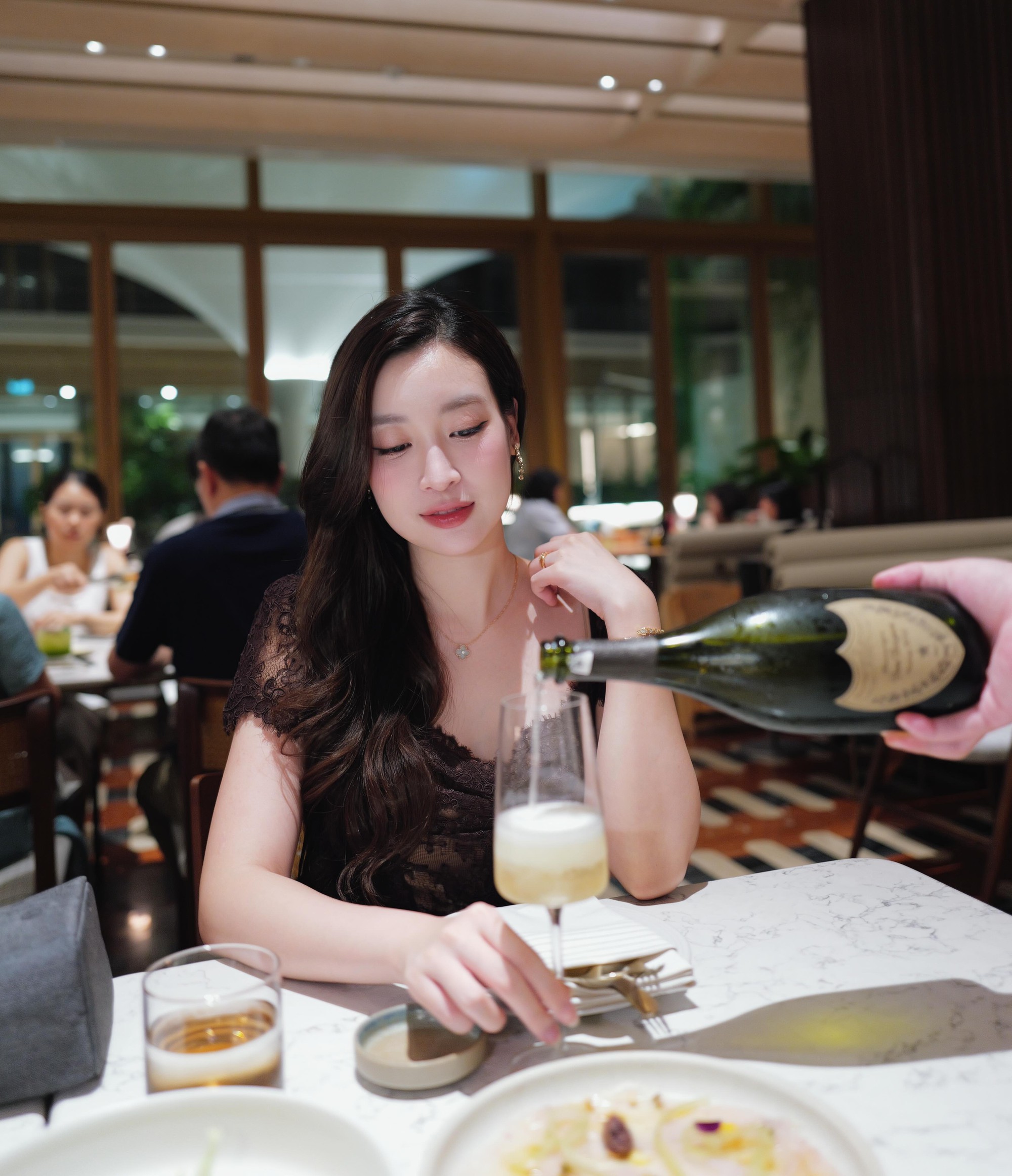 “Dâu hào môn” Đỗ Mỹ Linh được khen nức nở vì visual xinh đẹp, ngày càng nhuận sắc hậu sinh con thứ 2 cho Chủ tịch CLB Hà Nội- Ảnh 2.