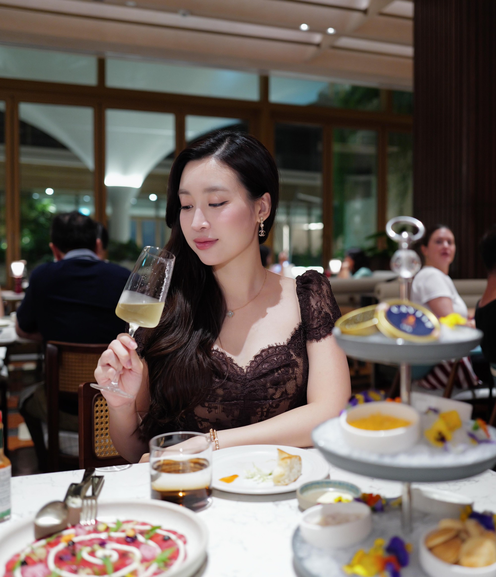 “Dâu hào môn” Đỗ Mỹ Linh được khen nức nở vì visual xinh đẹp, ngày càng nhuận sắc hậu sinh con thứ 2 cho Chủ tịch CLB Hà Nội- Ảnh 1.
