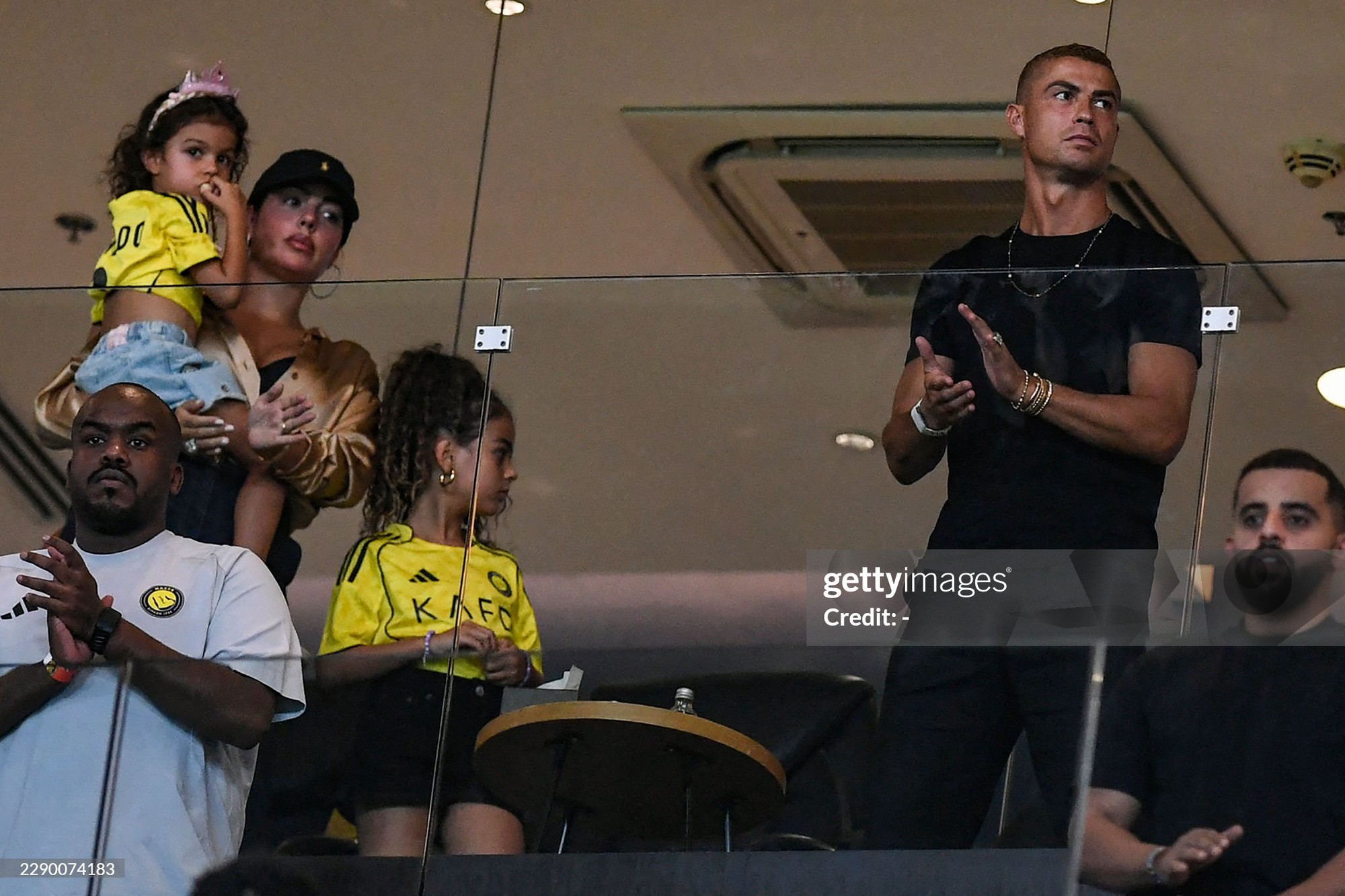 Ronaldo và vợ Georgina lần đầu lộ diện cùng nhau sau đám cưới bí mật, khoảnh khắc bên các con gây chú ý- Ảnh 2.