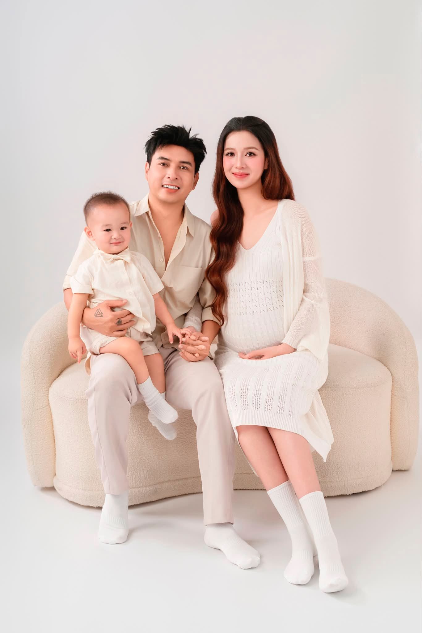 Mỹ nhân quê miền Tây cưới ca sĩ hơn 17 tuổi: Được chồng giao giữ hết tiền, sống trong biệt thự 20 tỷ đồng  - Ảnh 4.