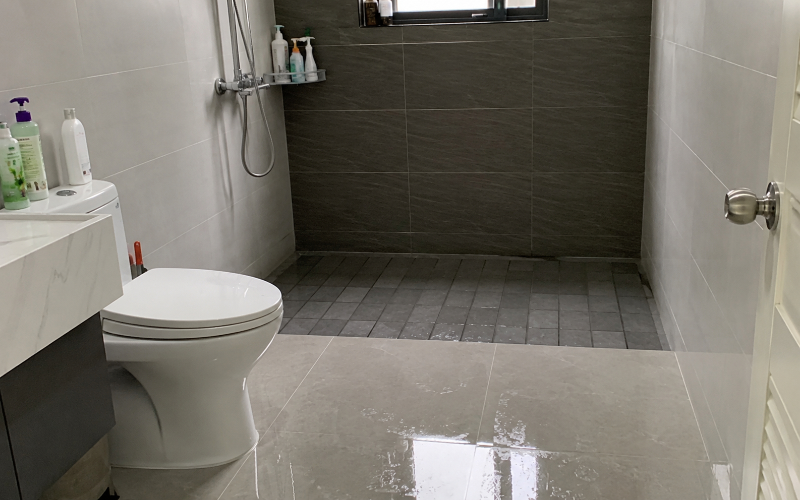 Vì sao ngày càng nhiều gia đình không còn lát gạch bóng trong nhà tắm? 2 bề mặt giảm trơn trượt tốt hơn đang thành xu hướng mới- Ảnh 1.