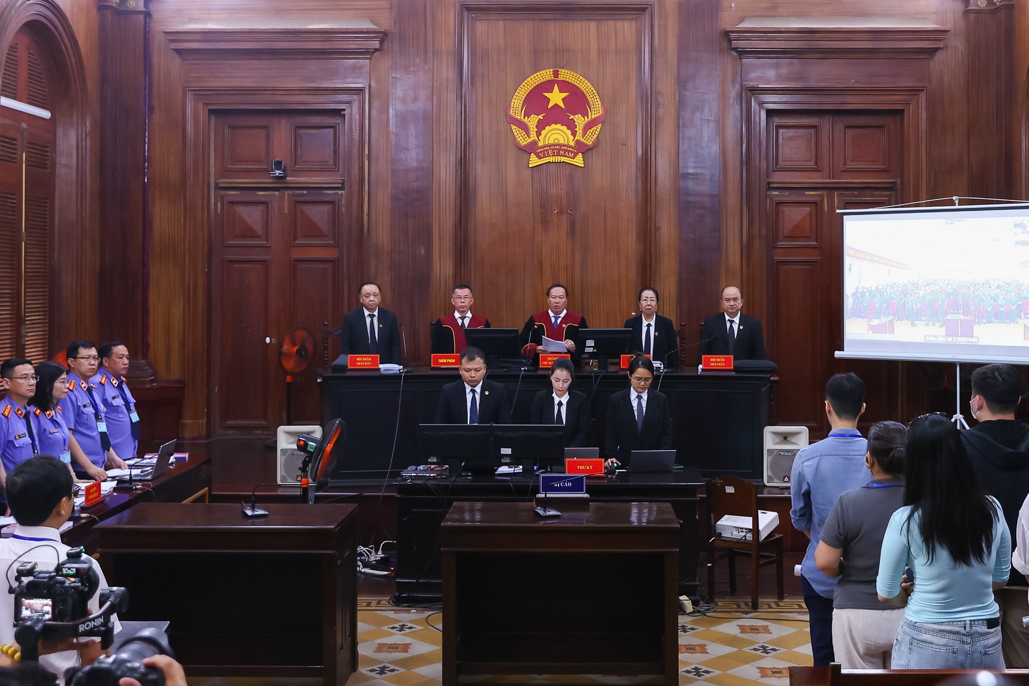 Ca sĩ Chi Dân trong phiên tòa xét xử chuyên án VN10: Nói bản thân chỉ sử dụng, không buôn bán ma túy - Ảnh 12.
