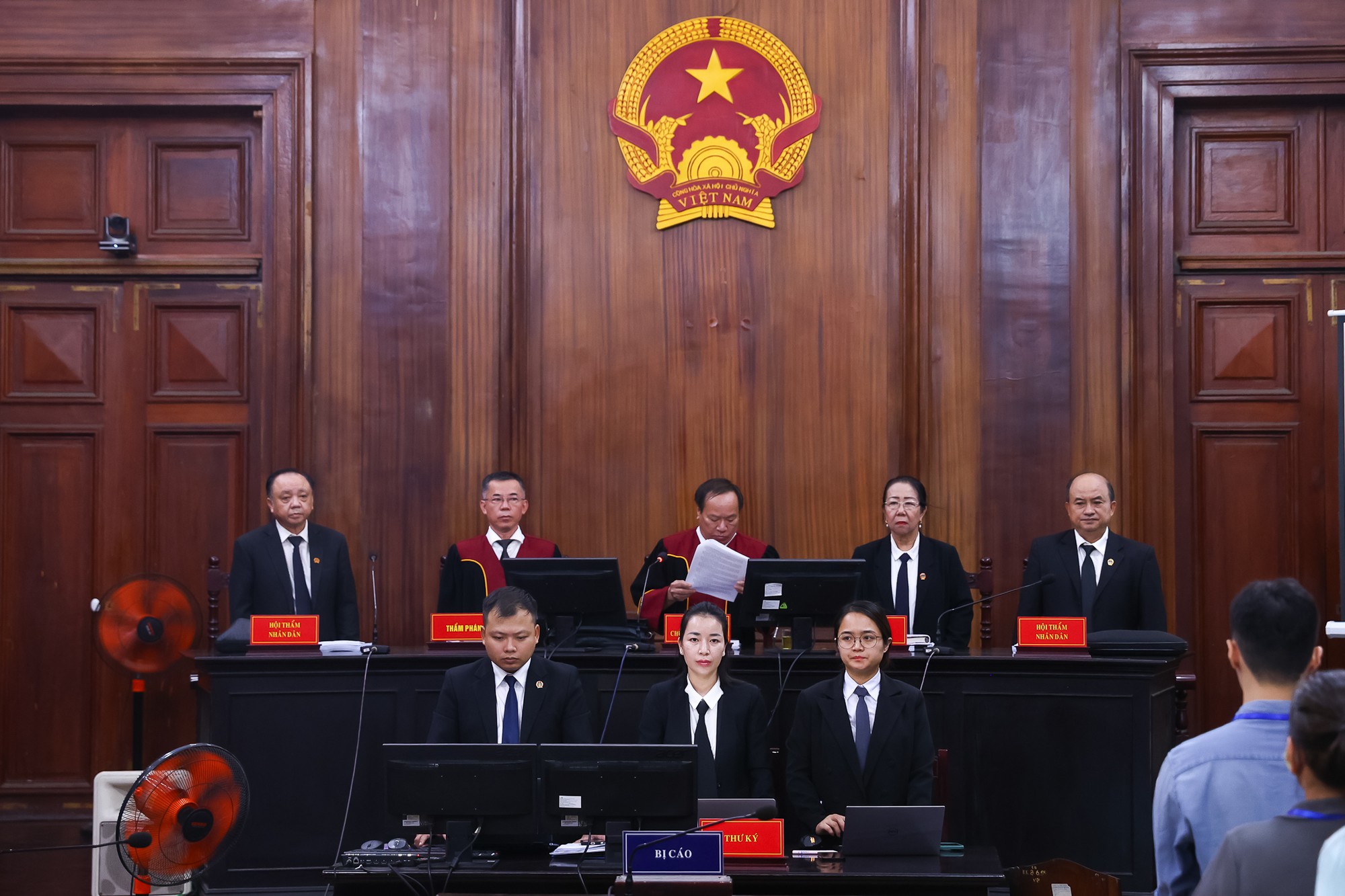Ca sĩ Chi Dân trong phiên tòa xét xử chuyên án VN10: Nói bản thân chỉ sử dụng, không buôn bán ma túy - Ảnh 3.