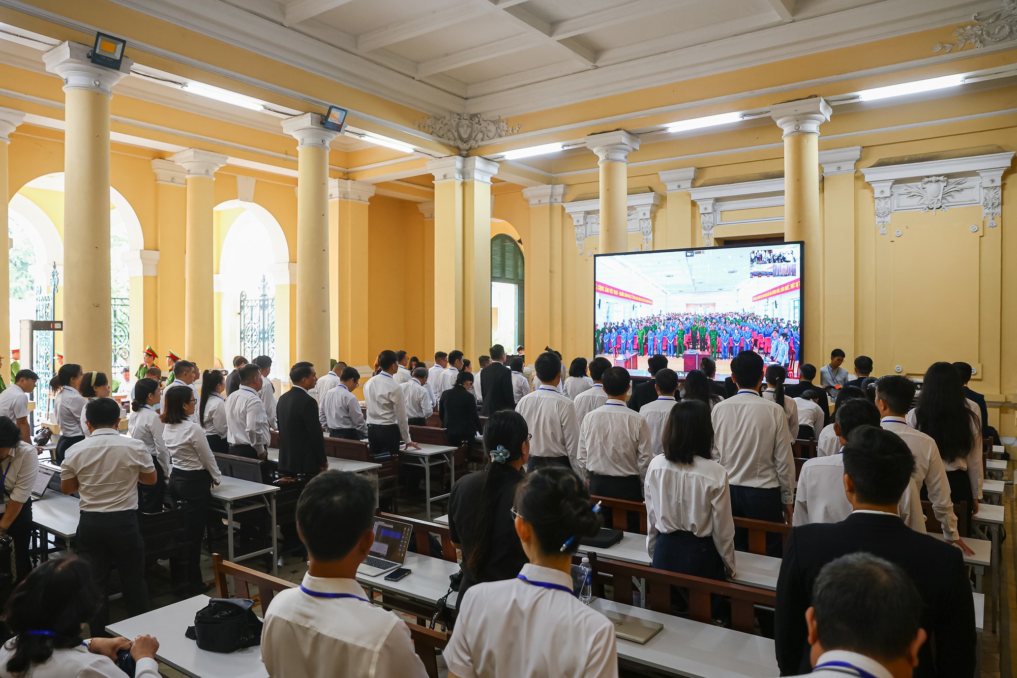 Ca sĩ Chi Dân trong phiên tòa xét xử chuyên án VN10: Nói bản thân chỉ sử dụng, không buôn bán ma túy - Ảnh 5.