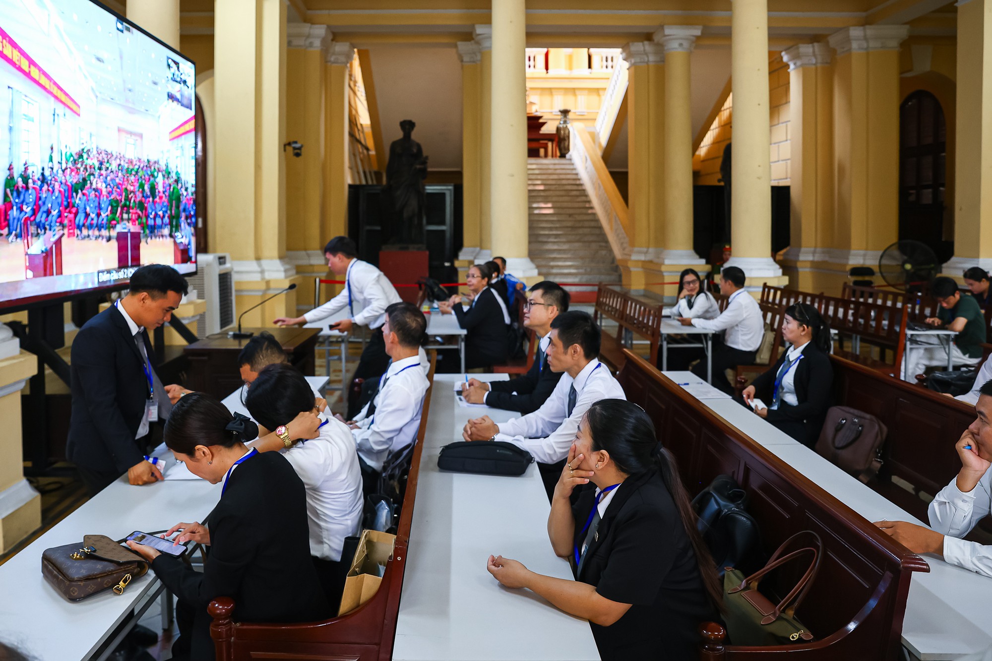 Ca sĩ Chi Dân trong phiên tòa xét xử chuyên án VN10: Nói bản thân chỉ sử dụng, không buôn bán ma túy - Ảnh 10.