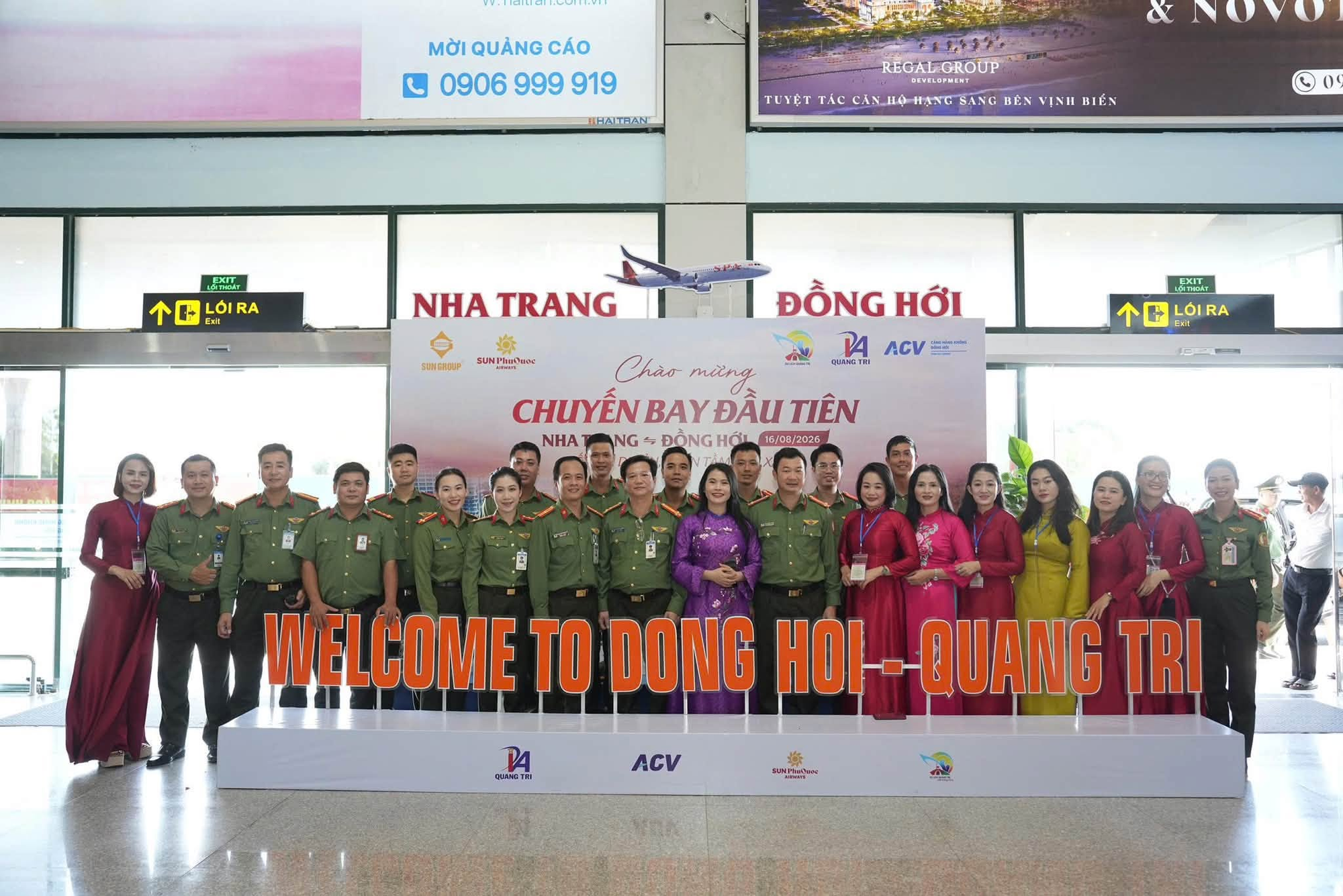 Chiều hôm qua - 16/8, một máy bay được đón bằng nghi thức phun vòi rồng tại sân bay Đồng Hới - Ảnh 6.