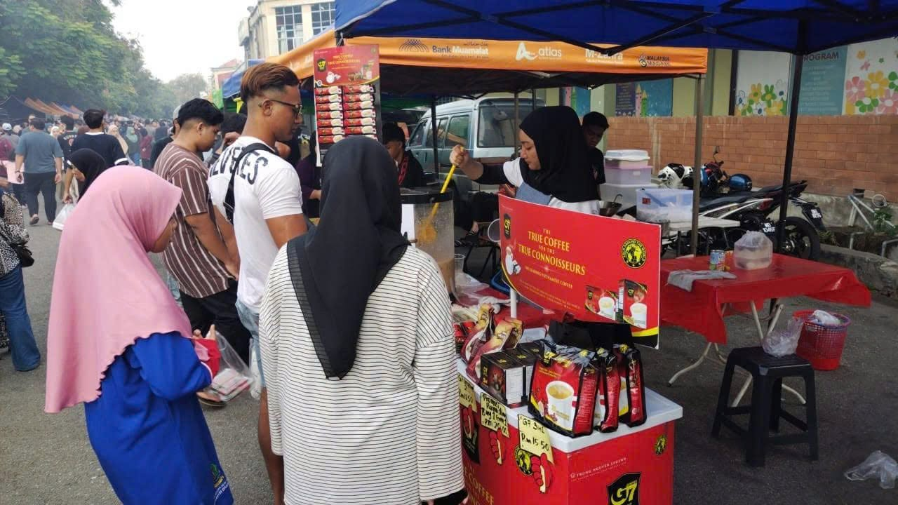 Cảnh tượng tại quầy hàng bán cà phê của ông Đặng Lê Nguyên Vũ ở Malaysia - Ảnh 1.