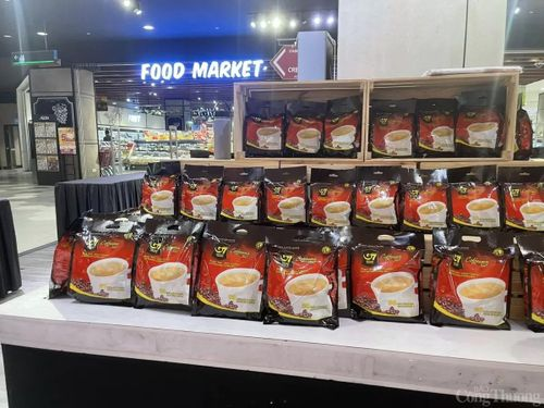 Cảnh tượng tại quầy hàng bán cà phê của ông Đặng Lê Nguyên Vũ ở Malaysia - Ảnh 3.