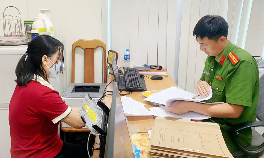 Trích xuất 4.097 tệp dữ liệu trên máy tính, nữ nhân viên phòng tiêm chủng thực hiện 176 giao dịch, thu lợi hơn 300 triệu đồng - Ảnh 2.