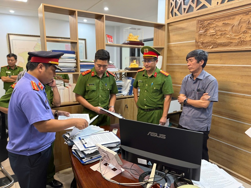 Thi hành lệnh khám xét, bắt tạm giam Giám đốc BQL Dự án Hà Xuân Hậu - Ảnh 2.