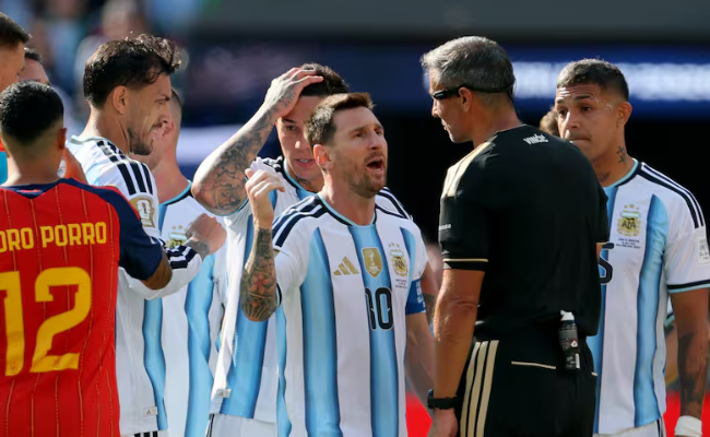 3 triệu người xem video chưa từng công bố hé lộ câu nói cực gắt của trọng tài với Messi ở chung kết World Cup- Ảnh 1.