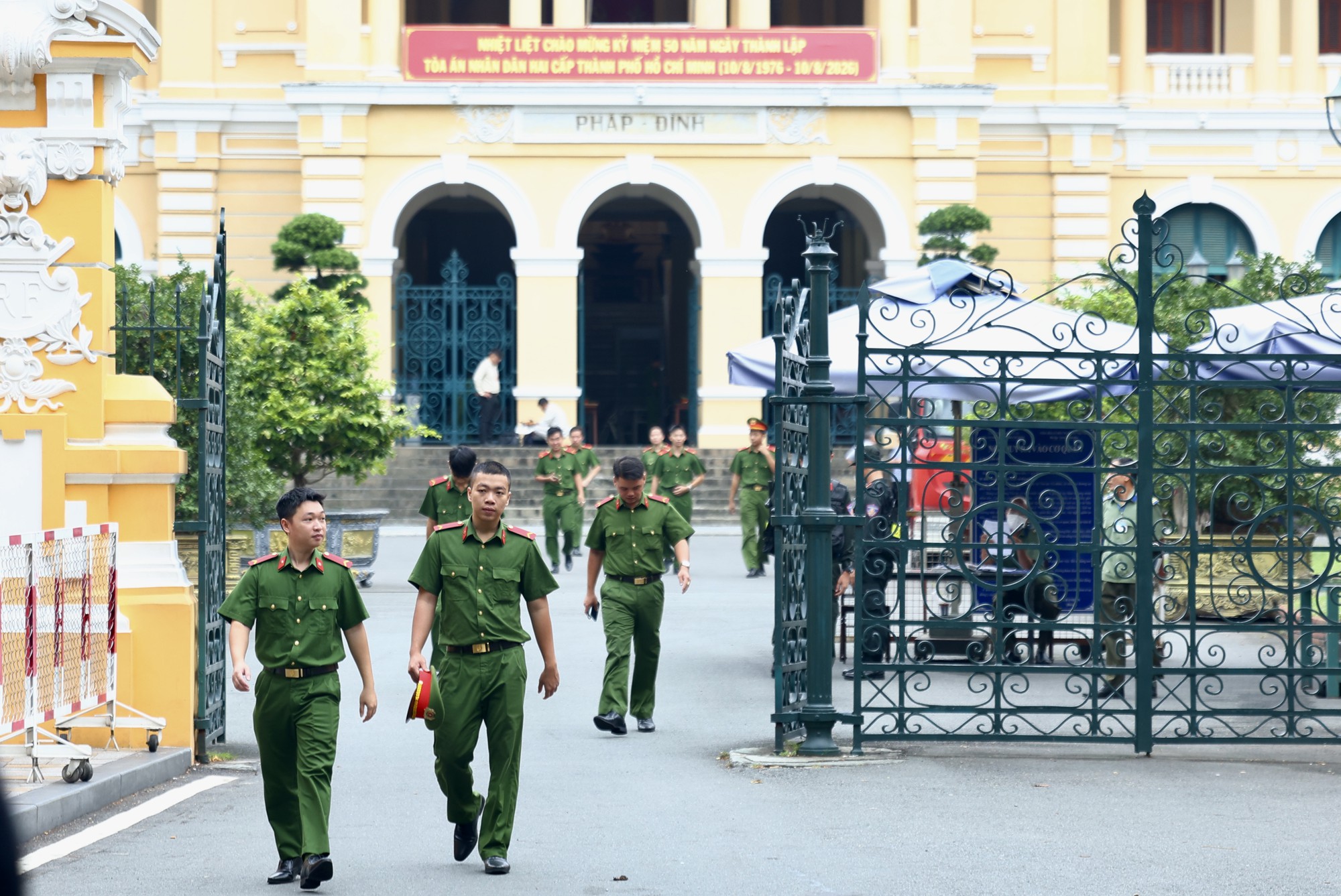 Ca sĩ Chi Dân trong phiên tòa xét xử chuyên án VN10: Nói bản thân chỉ sử dụng, không buôn bán ma túy - Ảnh 17.