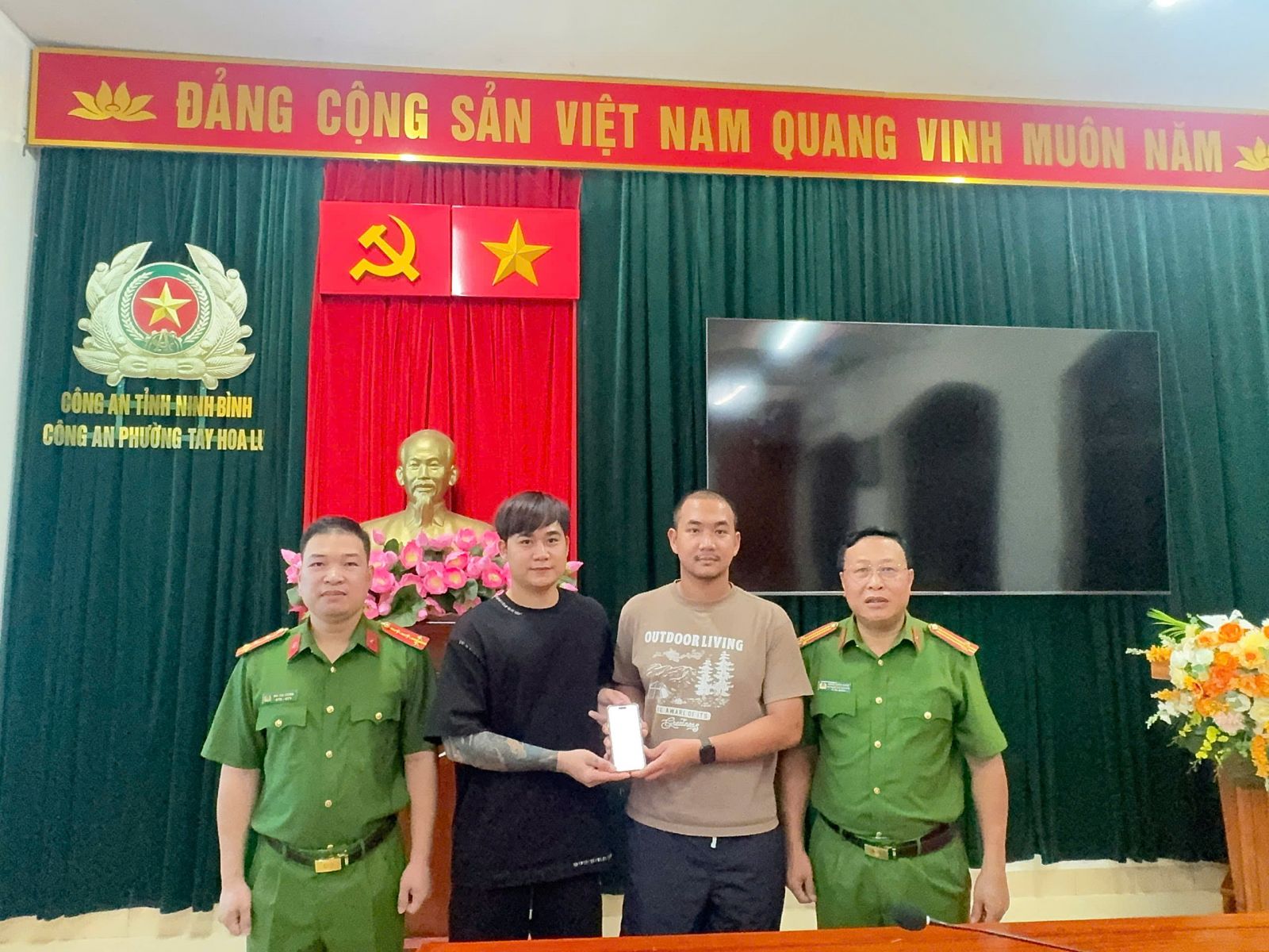 Công an xác minh giao dịch 700.000.000 đồng vào tài khoản VIB của thanh niên SN 2002: Anh Nguyễn Bá Mạnh được mời lên làm việc- Ảnh 1.