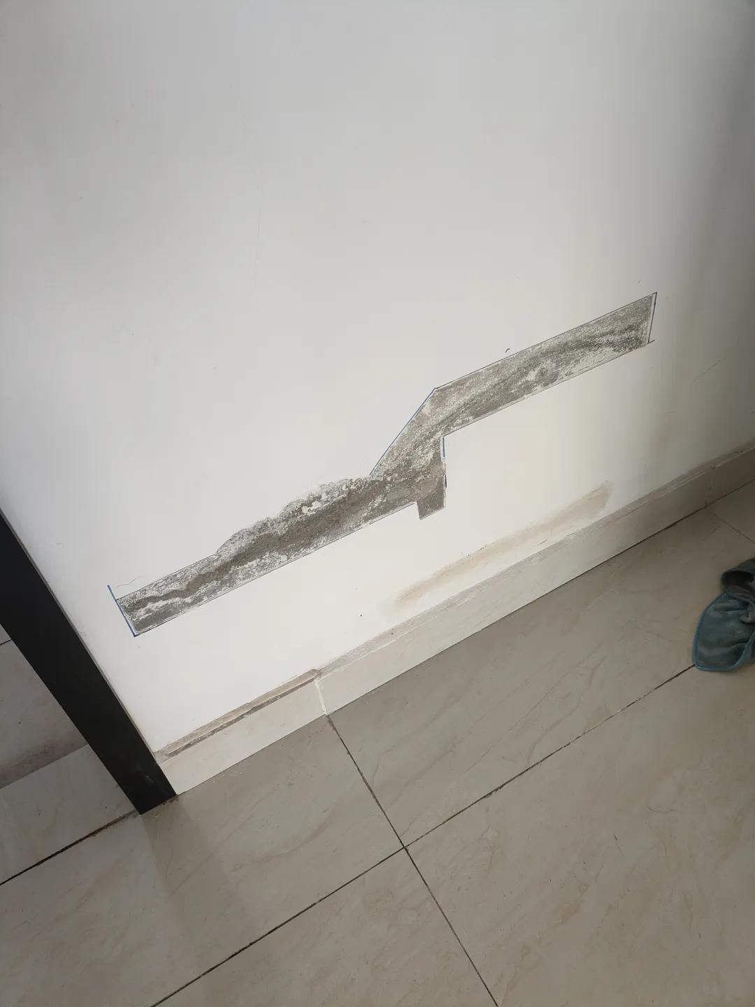 Mới dọn vào ở 1 tháng, nhà đã lộ 4 lỗi khiến chủ nhà phát cáu: Gạch nứt, cửa kính rạn, nhà vệ sinh vừa rò vừa bốc mùi - Ảnh 3.