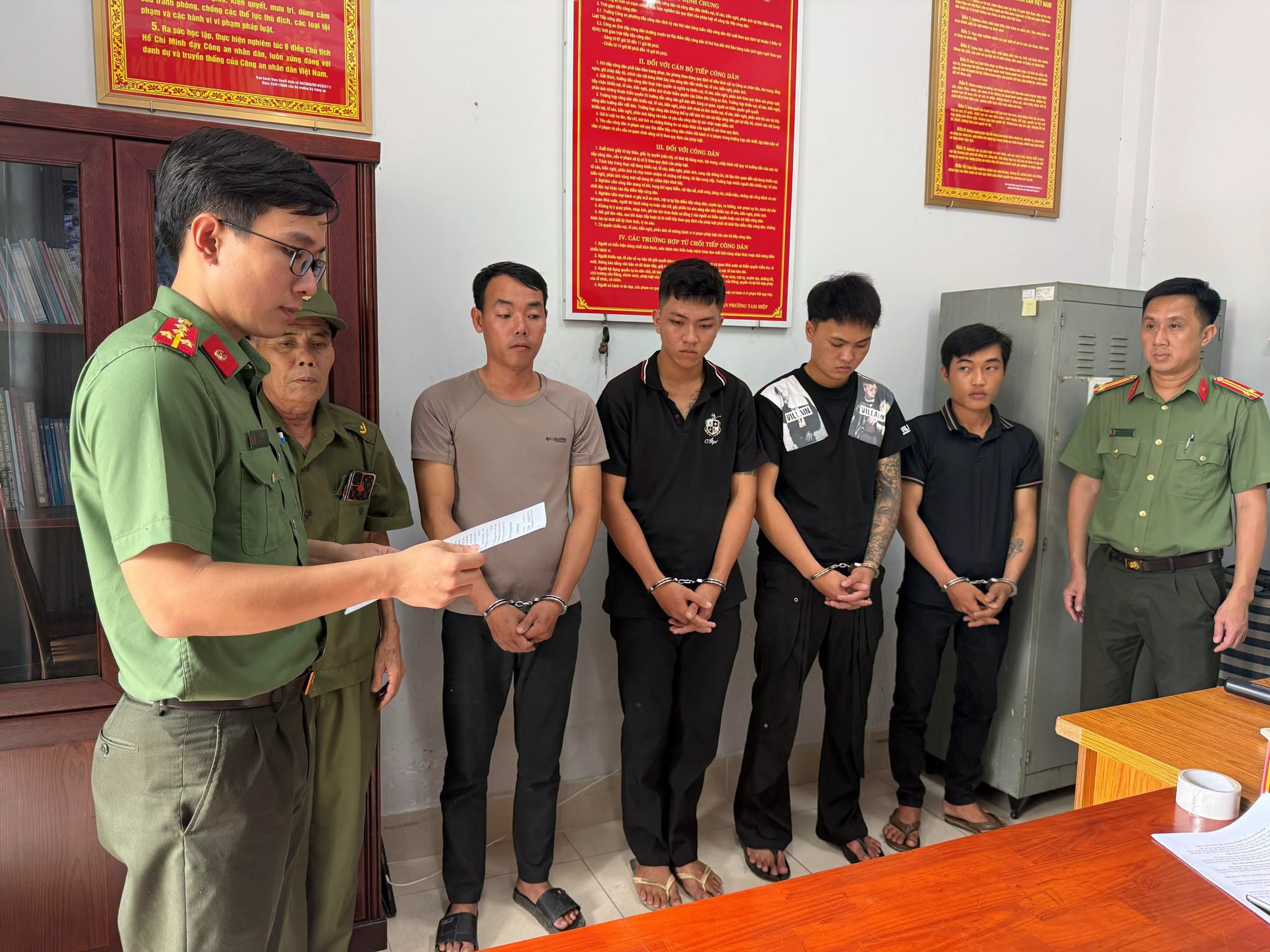 Thi hành lệnh bắt tạm giam Phạm Văn Minh SN 2008 trong chuyên án phức tạp - Ảnh 1.