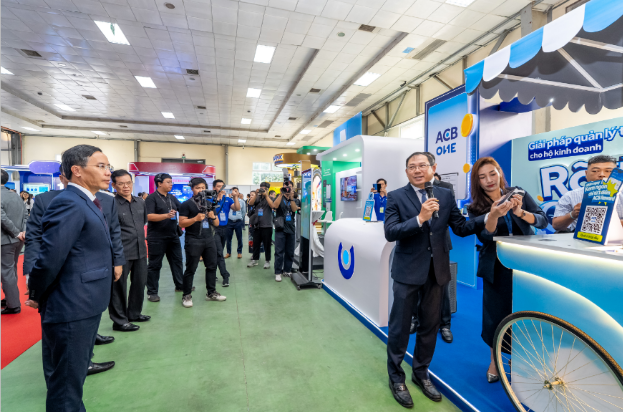 Tổng Giám đốc ACB “đóng vai” hộ kinh doanh, kể câu chuyện chuyển đổi số bằng trải nghiệm thực tế - Ảnh 2.