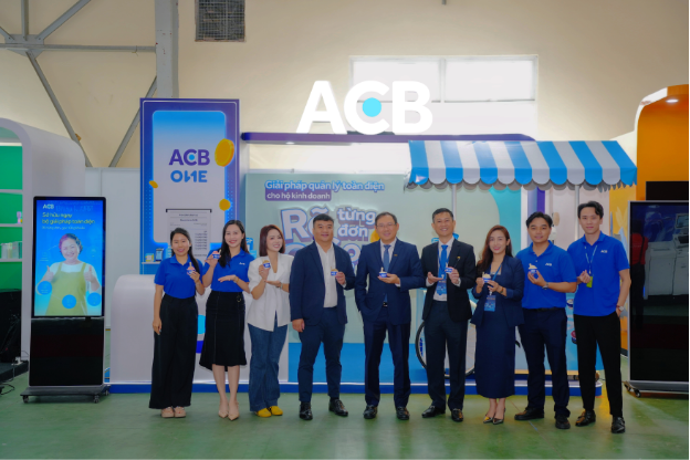 Tổng Giám đốc ACB “đóng vai” hộ kinh doanh, kể câu chuyện chuyển đổi số bằng trải nghiệm thực tế - Ảnh 3.