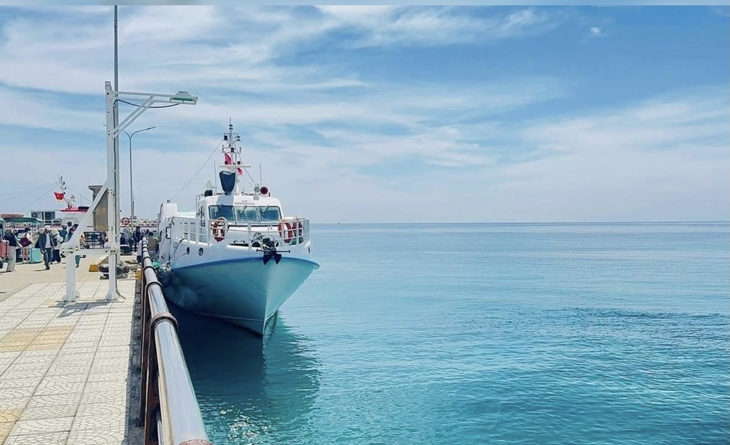 Xuất hiện cảnh tượng hiếm gặp trên biển miền Trung, một người dân nhanh tay ghi lại- Ảnh 2.