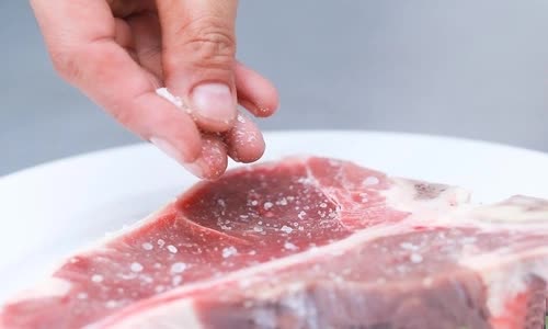 Vì sao đầu bếp chuyên nghiệp không ướp thịt bò với muối?- Ảnh 1.