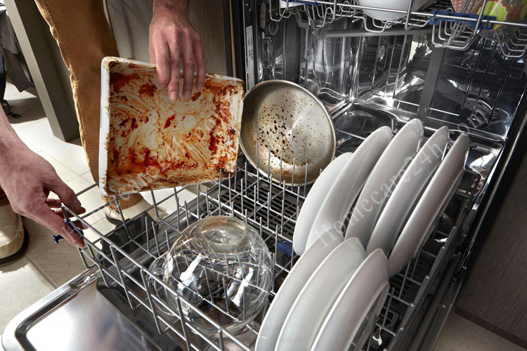 Vì sao máy rửa bát chạy xong mà bát đĩa vẫn bẩn? Thợ sửa chữa chỉ ra 1 nguyên nhân nhiều người bỏ qua - Ảnh 1.