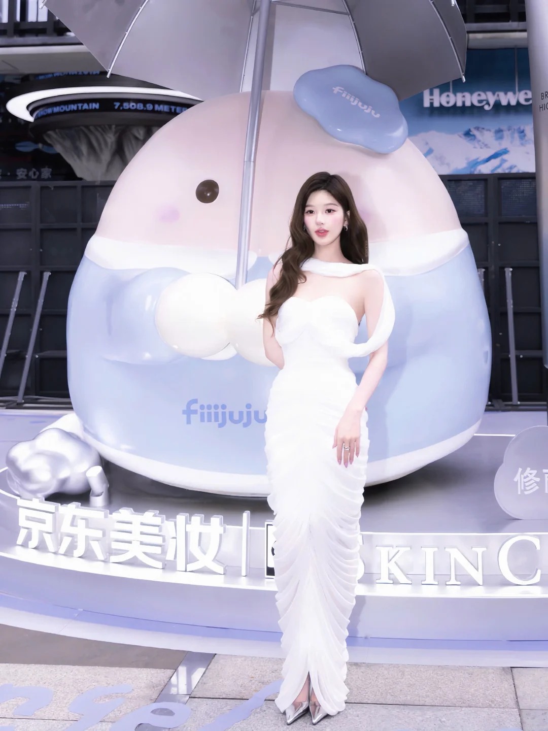 Nữ thần showbiz đang viral khắp Trung Quốc: Diện váy từ Việt Nam, nhan sắc cam thường đẹp điên đảo- Ảnh 1.