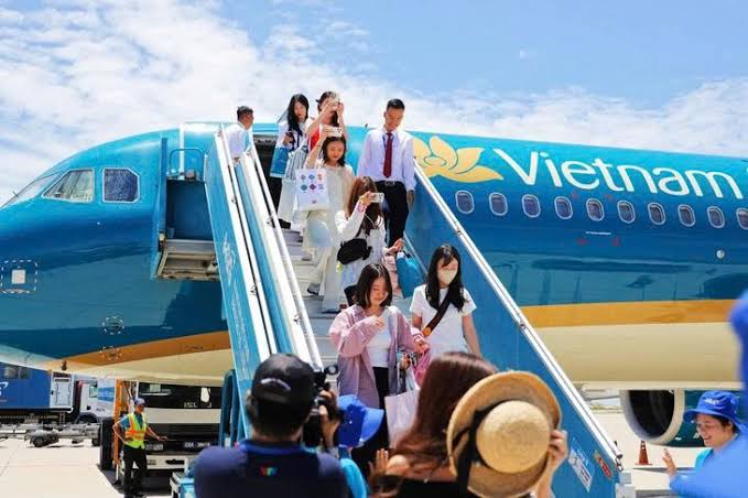 Đúng 7h sáng nay - 19/8, đây là chuyến bay đầu tiên hạ cánh trên đường băng "nghìn tỷ" mới toanh tại sân bay Liên Khương Vietjet, Vietnam Airlines, Bamboo Airways hay Vietravel, đâu là hãng bay "khai trương" đường bay nghìn tỷ mới toanh của sân bay Liên Khương? - Ảnh 2. 7h sáng nay - 19/8, đây là chuyến bay đầu tiên hạ cánh trên đường băng "nghìn tỷ" mới toanh tại sân bay Liên Khương - Ảnh 3.