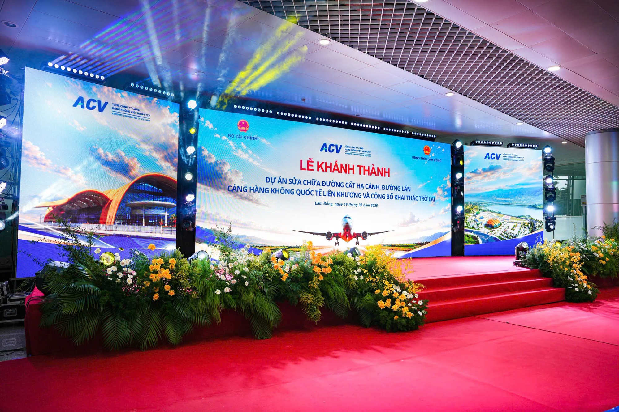 Đúng 7h sáng nay - 19/8, đây là chuyến bay đầu tiên hạ cánh trên đường băng "nghìn tỷ" mới toanh tại sân bay Liên Khương Vietjet, Vietnam Airlines, Bamboo Airways hay Vietravel, đâu là hãng bay "khai trương" đường bay nghìn tỷ mới toanh của sân bay Liên Khương? - Ảnh 5. 7h sáng nay - 19/8, đây là chuyến bay đầu tiên hạ cánh trên đường băng "nghìn tỷ" mới toanh tại sân bay Liên Khương - Ảnh 6.