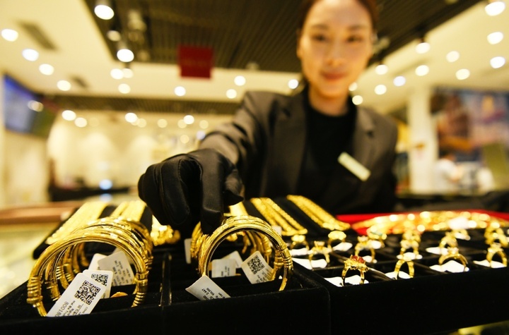 Giá vàng hôm nay 18/8: Tăng mạnh, vượt 4.400 USD/ounce- Ảnh 1.
