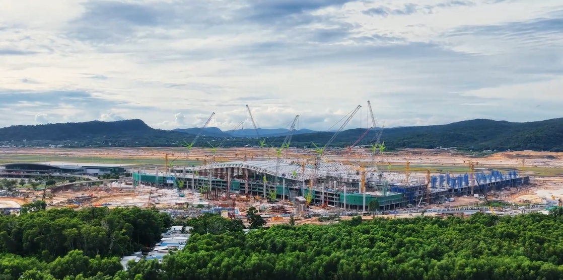 Sân bay quốc tế duy nhất ở Việt Nam mang hình Phượng hoàng lửa đang 'lộ diện' giữa đảo Ngọc- Ảnh 1. Sân bay quốc tế duy nhất ở Việt Nam mang hình Phượng hoàng lửa đang 'lộ diện' giữa đảo Ngọc- Ảnh 1.