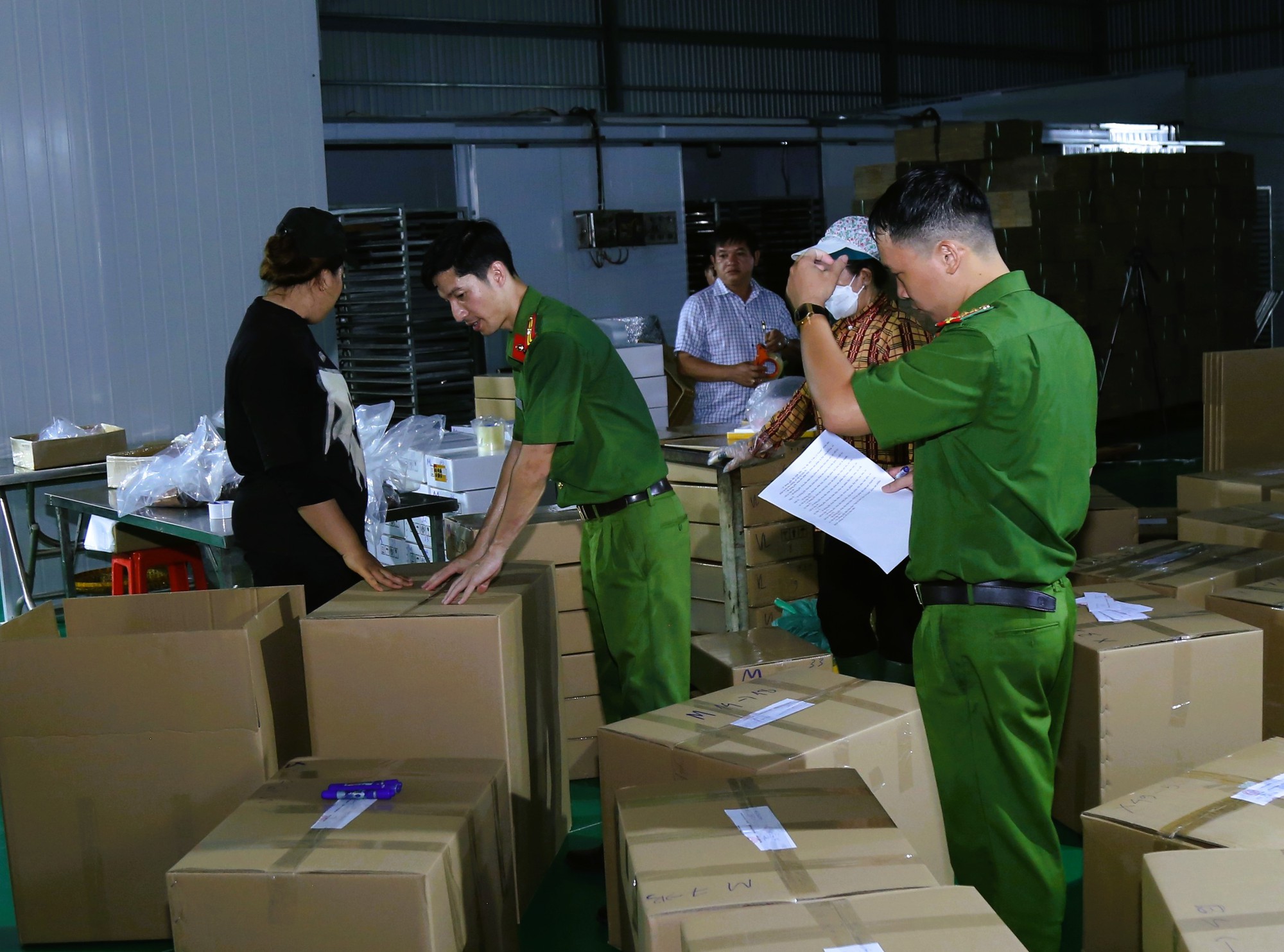 Công an đồng loạt kiểm tra Trần Lê Foods và Mộc Food, bắt giam bà chủ Nguyễn Thị Thúy SN 1989 - Ảnh 5.