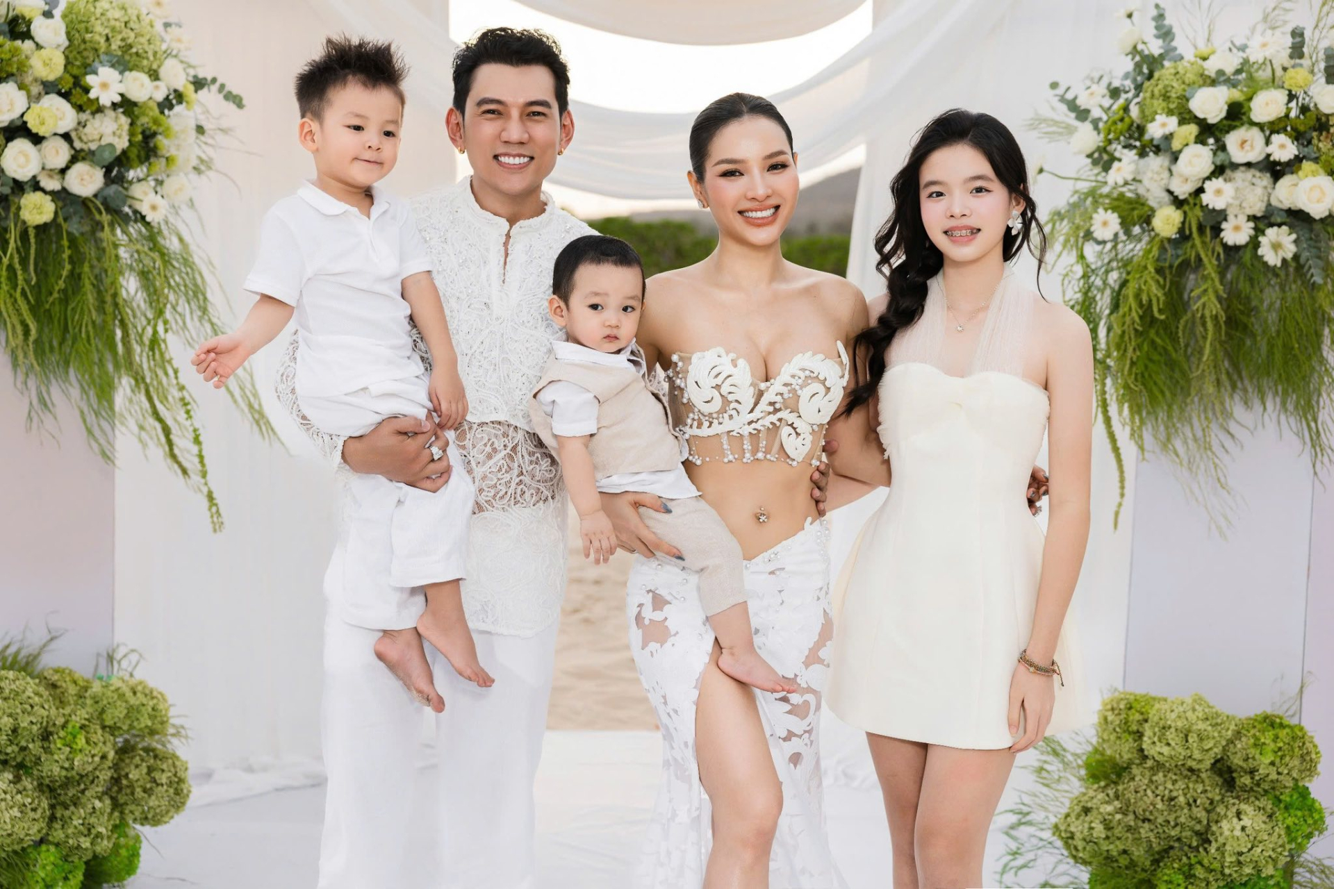 Mẹ đơn thân Vbiz được đại gia kim cương si mê: "Cưỡi" G63 cưới về, sống trong biệt thự 5 tầng ở phường Thạnh Mỹ Tây- Ảnh 9.
