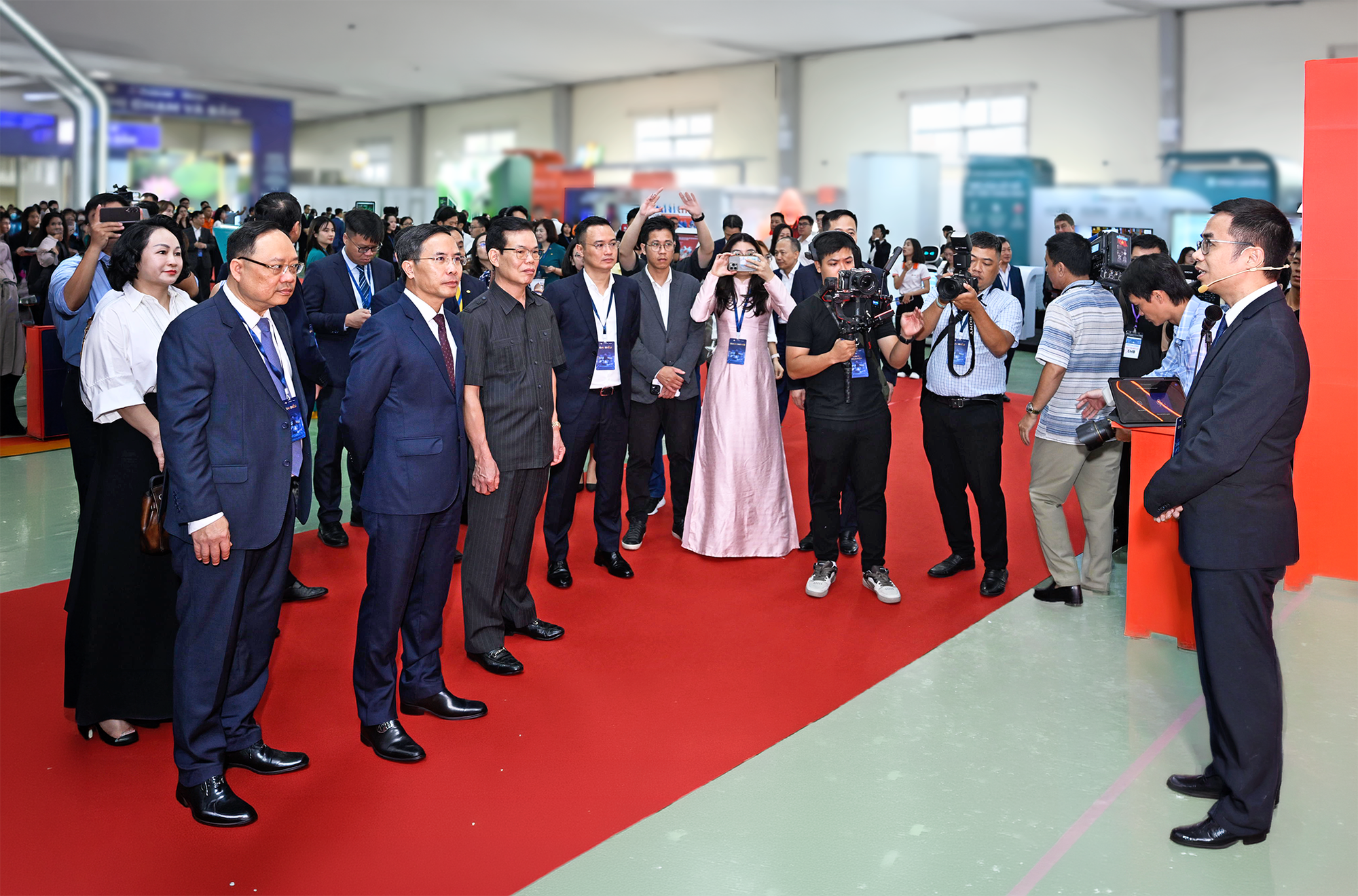 SHB SAHA Shop gây ấn tượng tại sự kiện Chuyển đổi số ngành Ngân hàng 2026- Ảnh 1. SHB SAHA Shop gây ấn tượng tại sự kiện Chuyển đổi số ngành Ngân hàng 2026- Ảnh 1.