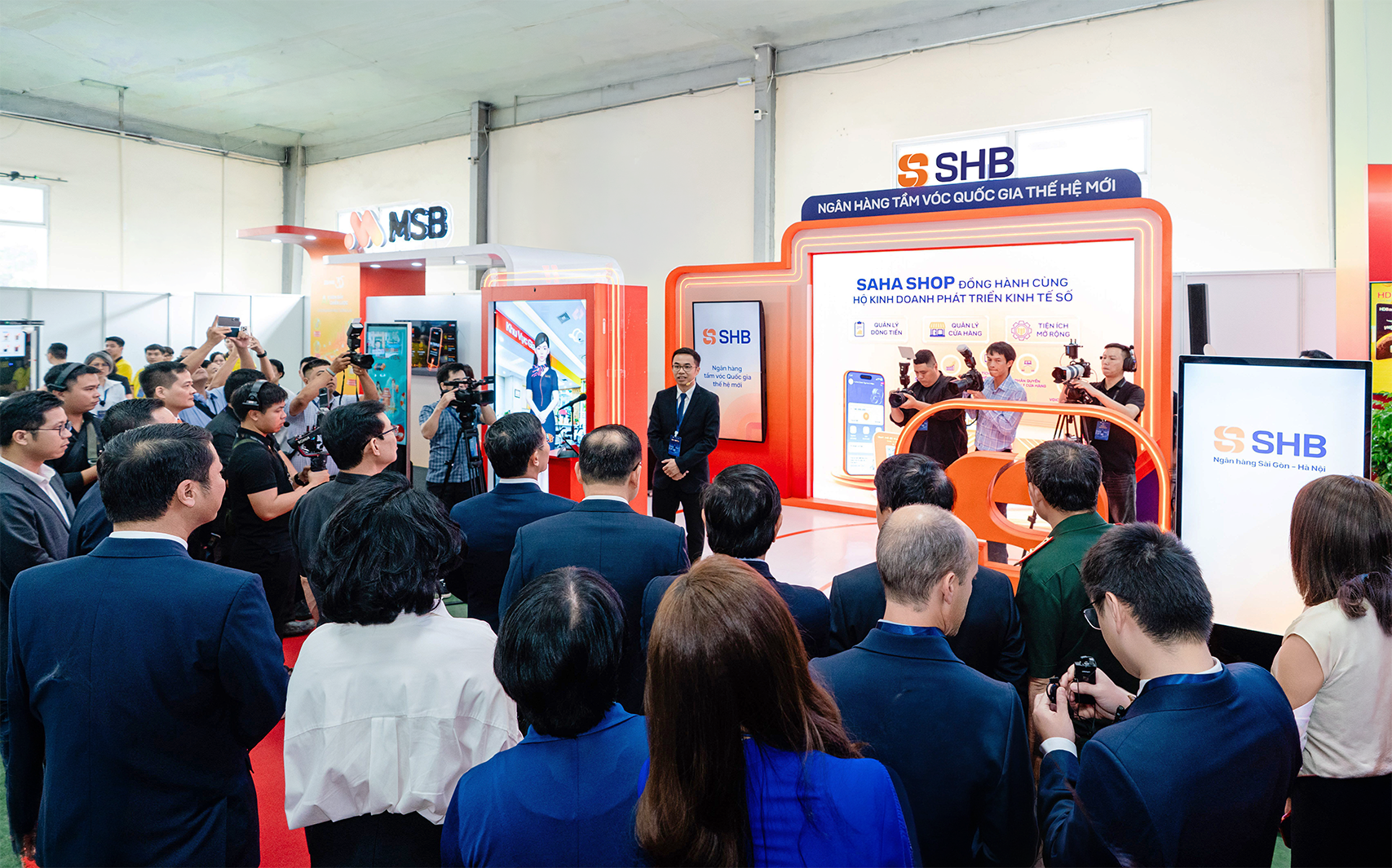 SHB SAHA Shop gây ấn tượng tại sự kiện Chuyển đổi số ngành Ngân hàng 2026- Ảnh 2. SHB SAHA Shop gây ấn tượng tại sự kiện Chuyển đổi số ngành Ngân hàng 2026- Ảnh 2.