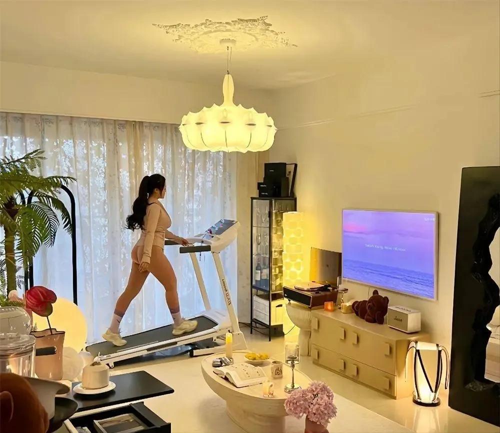 Tuổi trung niên sợ nhất không phải kiếm ít tiền, mà là vướng 3 quyết định có thể kéo cả gia đình trở lại cảnh khó khăn- Ảnh 1.