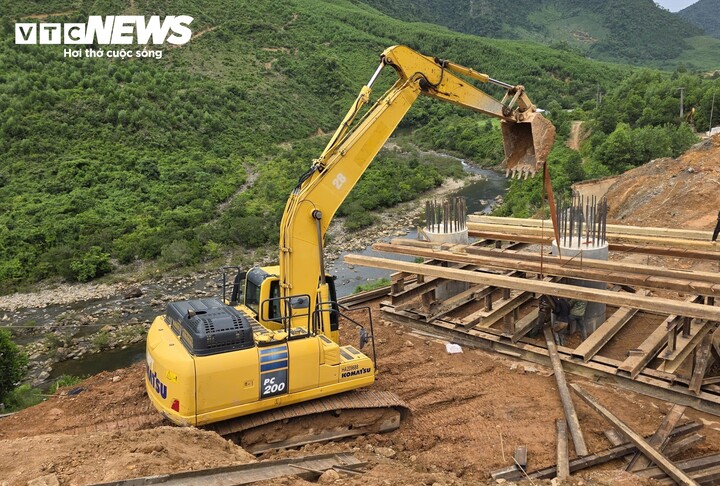 Cận cảnh dự án mở rộng cao tốc xuyên núi hơn 3.200 tỷ trước ngày về đích- Ảnh 7.