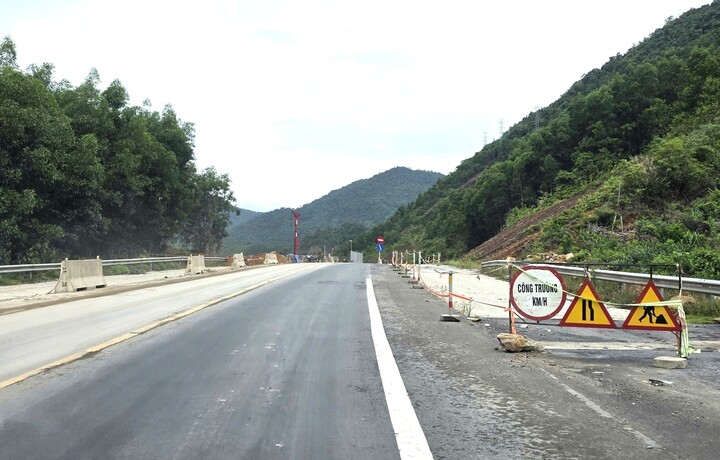 Cận cảnh dự án mở rộng cao tốc xuyên núi hơn 3.200 tỷ trước ngày về đích- Ảnh 1.