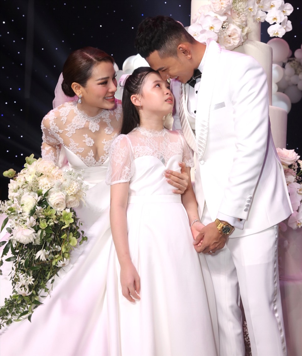 Mẹ đơn thân Vbiz được đại gia kim cương si mê: "Cưỡi" G63 cưới về, sống trong biệt thự 5 tầng ở phường Thạnh Mỹ Tây- Ảnh 6.