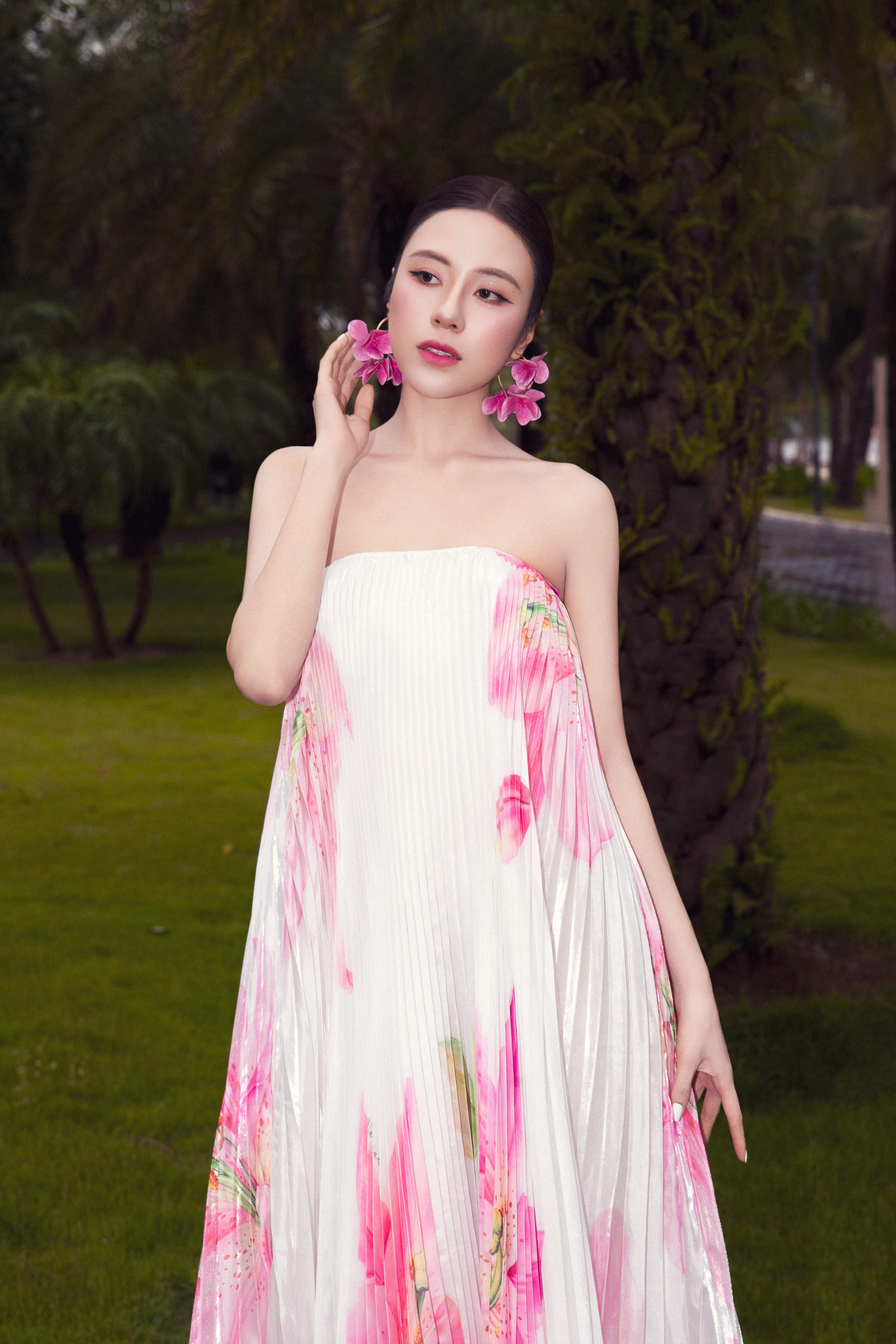 Hoa hậu sinh năm 1996 gây chú ý khi xuất hiện - Ảnh 7.