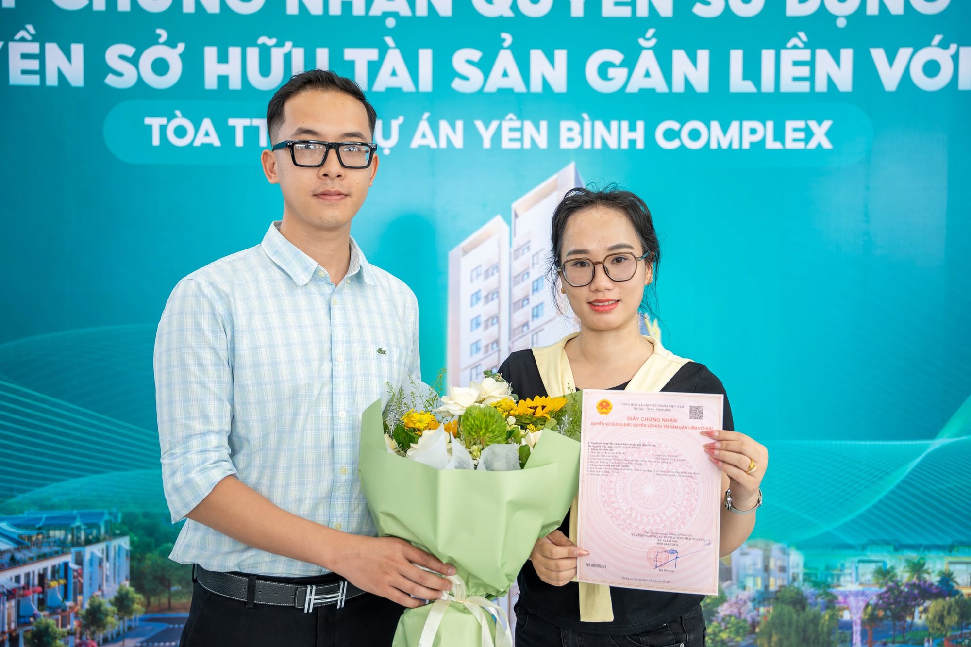 Cư dân Yên Bình Complex vui mừng nhận sổ đỏ sau 2 tháng bàn giao nhà - Ảnh 1.