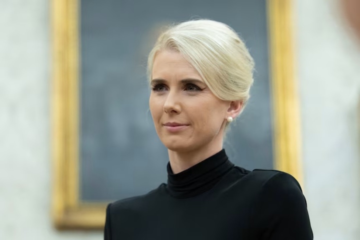 Đổi máy bay tránh âm mưu ám sát ông Trump, nữ trợ lý thành tâm điểm- Ảnh 1.